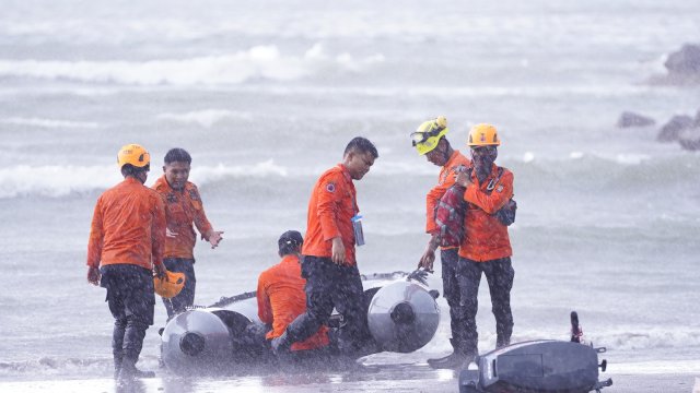 Tim SAR melakukan upaya pencarian seorang nelayan yang dinyatakan hilang di kawasan di perairan Tanjung Merdeka, Kecamatan Tamalate, Kota Makassar, Sulawesi Selatan, Senin (2/2/2026).
