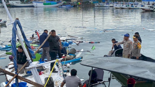 Polisi melakukan olah Tempat Kejadian Perkara (TKP) di lokasi ledakan kapal di kawasan Pelabuhan Paotere, Kecamatan Ujung Tanah, Kota Makassar, Sulsel, pada Selasa (3/2/2026). 