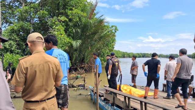 (Istimewa) 
Polisi dan warga melakukan evakuasi terhadap jasad pria yang ditemukan tewas mengapung di bantaran Sungai Tallo, Kecamatan Tamalanrea, Kota Makassar, Sulawesi Selatan (Sulsel), Selasa (3/2/2026). 