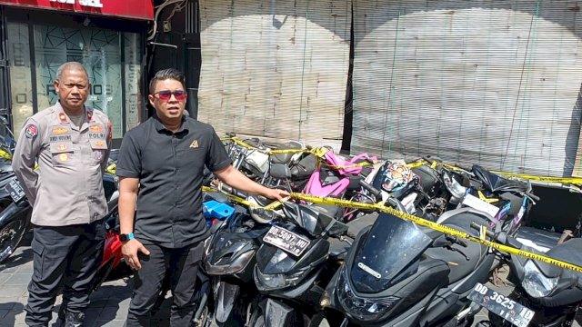 Puluhan barang bukti motor hasil curian yang disita polisi dari sindikat Curanmor lintas wilayah, dipamerkan di Posko Resmob Polda Sulsel, Selasa (3/2/2025). 