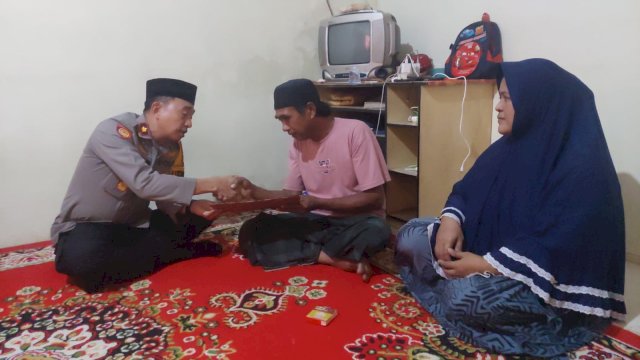 Jajaran Polres Sinjai yang memeberikan santunan terhadap keluarga almarhum ABK yang meninggal dunia akibat kecelakaan laut. 