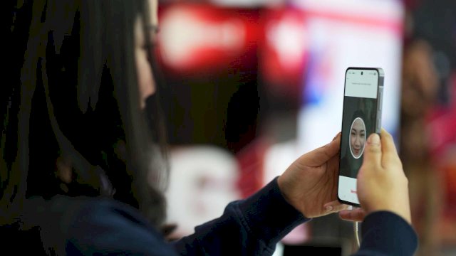Telkomsel resmi menerapkan registrasi nomor seluler berbasis biometrik pengenalan wajah. Langkah strategis ini menegaskan komitmen Telkomsel untuk mendukung program Senyum Nyaman dengan Biometrik (SEMANTIK) Komdigi, serta melindungi masyarakat dari berbagai bentuk penipuan digital, termasuk scam dan phishing. 