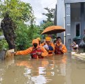 Makassar Siaga Banjir, BPBD Evakuasi Warga dan Siagakan Perahu Karet