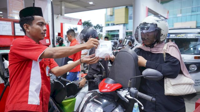 Pertamina Patra Niaga Regional Sulawesi Bagikan Takjil di 178 Titik SPBU Selama Ramadan