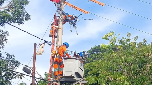 Tim khusus Pekerjaan Dalam Keadaan Bertengangan tengah memelihara jaringan tanpa padam di Kabupaten Bantaeng, Sulawesi Selatan.