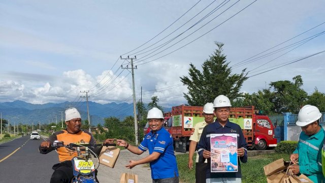 Pertamina Patra Niaga Bersama Mitra Bagikan 3.300 Paket Takjil di Sulselbar