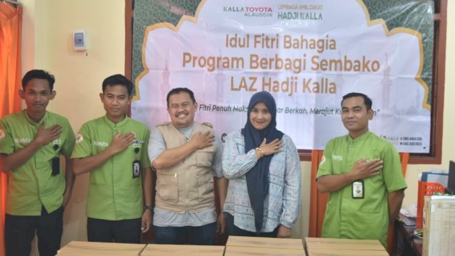 Tim LAZ Hadji Kalla dan Kalla Toyota menyalurkan paket sembako di Kelurahan Lette, Kecamatan Mariso, Kota Makassar, beberapa watu lalu.