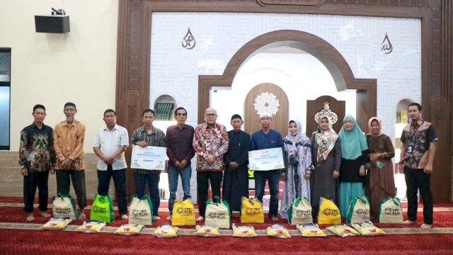 PLN UIP Sulawesi Berbagi Paket Sembako kepada Purnabakti di Bulan Suci