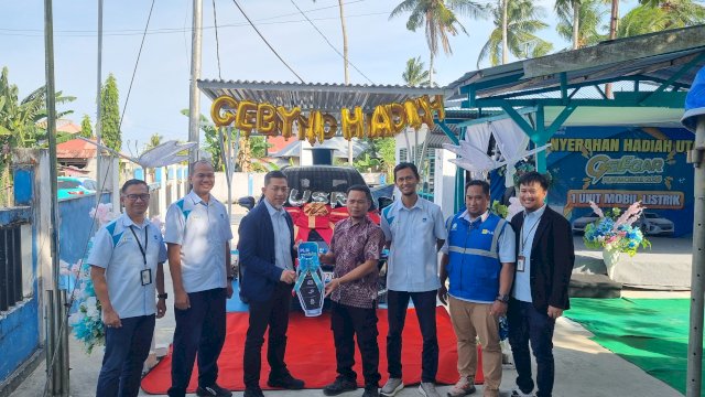 General Manager PLN UID Sulselrabar, Edyansyah menyerahkan langsung hadiah satu unit mobil listrik kepada Busra, pelanggan PLN di Kabupaten Buton Tengah pada selasa (10/3).