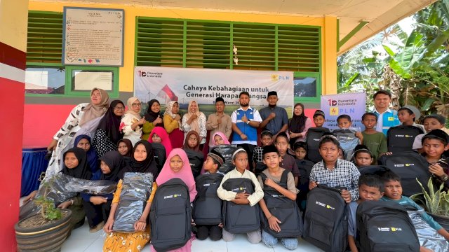 Foto Bersama Manajemen PLN dengan siswa SDN 95 buton.