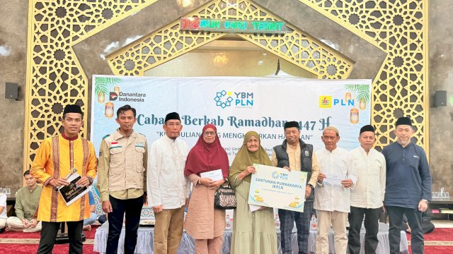 General Manager PLN UID Sulselrabar, Edyansyah, bersama dengan Ketua YBM PLN UID Sulselrabar berfoto bersama para pensiunan penerima bantuan &ldquo;Santunan bagi purnakarya PLN.