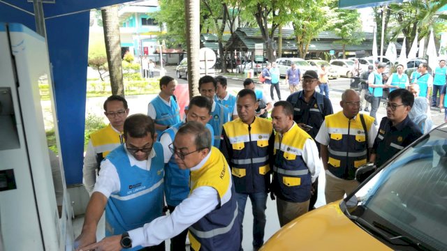 Staff Khusus Menteri ESDM, Muhammad Mahmud Azhar Lubis (kedua dari kanan), Direktur Manajemen Risiko PLN, Adi Lumakso (kiri), beserta tim Kementerian ESDM saat meninjau kesiapan SPKLU Kantor PLN UID Sulselrabar dalam melayani pemilik mobil listrik yang ingin melakukan isi daya pada momen Idul Fitri 1447 H di Kota Makassar pada Sabtu (14/3)