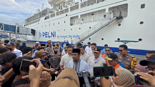 Gubernur Sulawesi Selatan, Andi Sudirman Sulaiman bersama General Manager PLN UID Sulselrabar saat sesi wawancara dengan awak media di Pelabuhan Soekarno-Hatta pada Minggu (15/3) dalam program Mudik Aman Berbagi Harapan Tahun 2026.