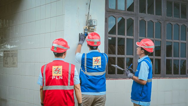 Petugas PLN memeriksa kWh meter pelanggan di Kota Pare-Pare, Sulawesi Selatan.