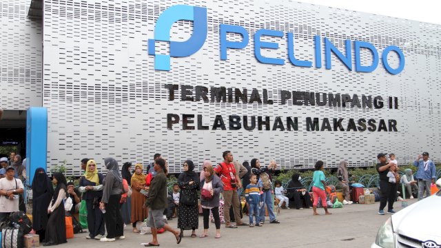 Suasana aktivitas di Terminal Penumpang II Pelabuhan Makassar.