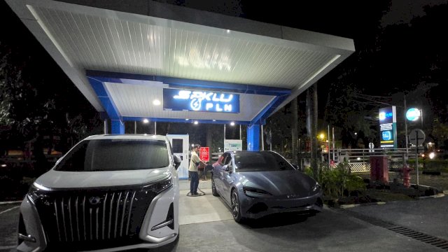 Seorang pengguna EV saat melakukan isi daya di SPKLU PLN UID Sulselrabar dalam momen mudik Idulfitri 1447 H.