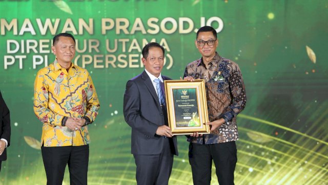 Penyerahan penghargaan Green Leadership PROPER oleh Menteri Lingkungan Hidup/Kepala Badan Pengendalian Lingkungan Hidup, Hanif Faisol Nurofiq (tengah) kepada Direktur Utama PLN, Darmawan Prasodjo (kanan), disaksikan oleh Ketua Komisi XII DPR RI, Bambang Patijaya (kiri) pada ajang Anugerah Lingkungan PROPER 2025 di Jakarta, Selasa (7/4).