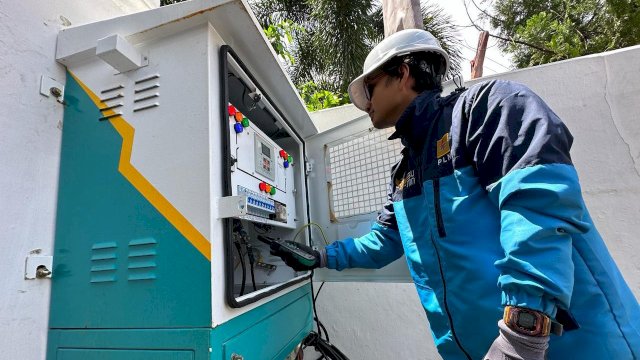 Petugas PLN tengah mengecek peralatan listrik PLN di Kota Makassar.