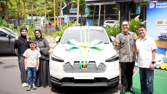 Hadiah untuk wilayah Sulawesi diserahkan langsung oleh Muhammad Arafat selaku Regional CEO BNI Wilayah 07 kepada para pemenang.