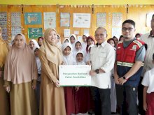 Dukung Pendidikan di Gowa, Bumi Karsa dan LAZ Hadji Kalla Salurkan Ratusan Paket Belajar