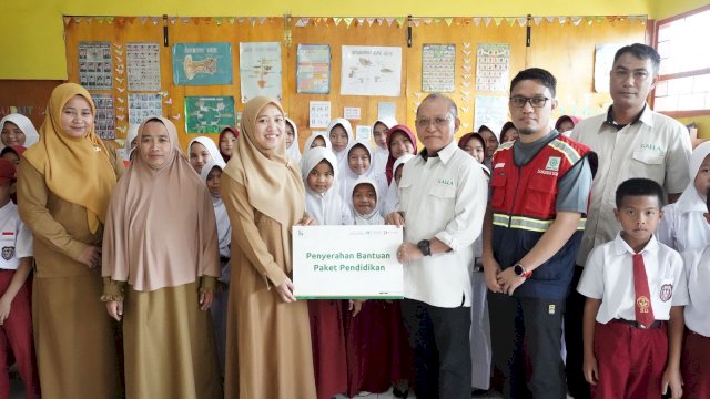 Manager PT Tombolo Energy, Ridwan Hasyim, menyerahkan secara langsung menyalurkan 207 paket pendidikan kepada siswa sekolah dasar di Kecamatan Tombolo Pao, Kabupaten Gowa, beberapa waktu lalu.