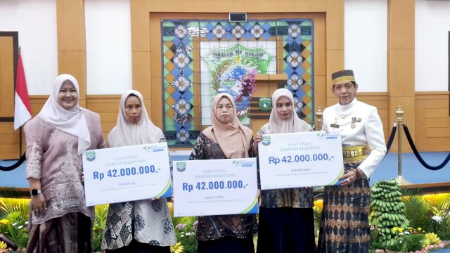 Penyerahan dilakukan oleh Kepala BPJS Ketenagakerjaan Pangkep, Muliyati Nasrun, bersama Wakil Bupati Pangkep Drs. H. Abd. Rahman Assagaf, M.I.Kom.