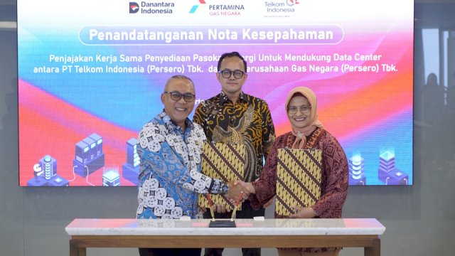 Turut hadir Direktur Strategic Portfolio Telkom Seno Soemadji (kedua dari kanan) dan Direktur Strategi & Pengembangan Bisnis PGN Mirza Mahendra (kedua dari kiri) dalam agenda ini.