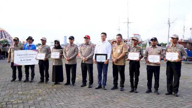Penghargaan tersebut diserahkan langsung oleh Wali Kota Makassar, Munafri Arifuddin, kepada General Manager PLN UIP Sulawesi, I Gusti Made Aditya San Adinatha, pada kegiatan Apel Pengukuhan dan Simulasi Uji SOP Kampung Siaga Bencana, Senin (13/4), di Anjungan MNEK, Kawasan CPI Makassar.