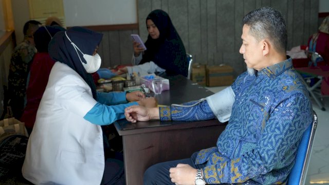 General Manager PLN UID Sulselrabar, Edyansyah turut berpartisipasi dalam kegiatan donor darah.