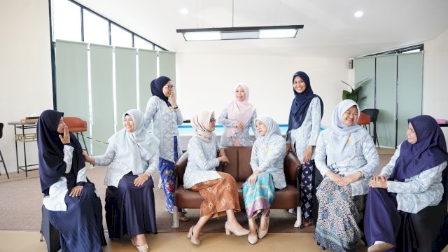 Seluruh pegawai perempuan PLN tampak mengenakan kebaya.