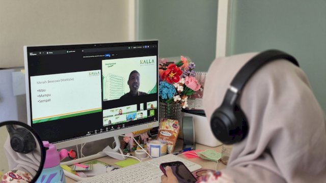 Seorang peserta mengikuti webinar Edutalk bertajuk &ldquo;Scholarship Hacks & Future Career Planning&rdquo; dari Kalla Institute yang digelar pada 16 dan 20 April 2026.