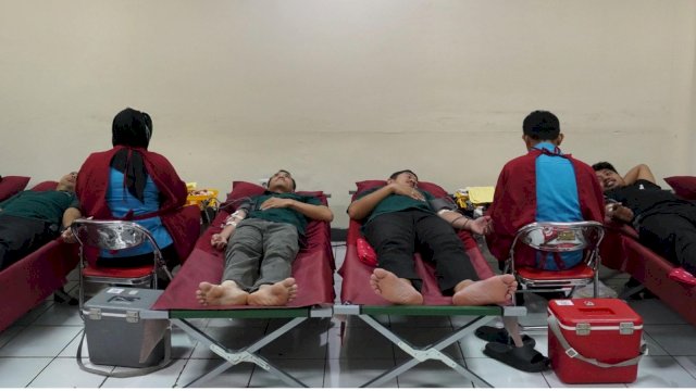 Pelaksanaan donor darah rutin dan pembagian bibit pohon di Head Office Kalla Translog, beberapa waktu lalu. Kegiatan ini menjadi salah satu bentuk komitmen manajemen dalam menjalankan prinsip ESG.