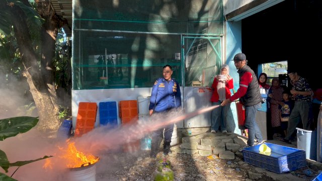 Pertamina Patra Niaga Regional Sulawesi Edukasi Warga Ring 1 Teknik Padamkan Api