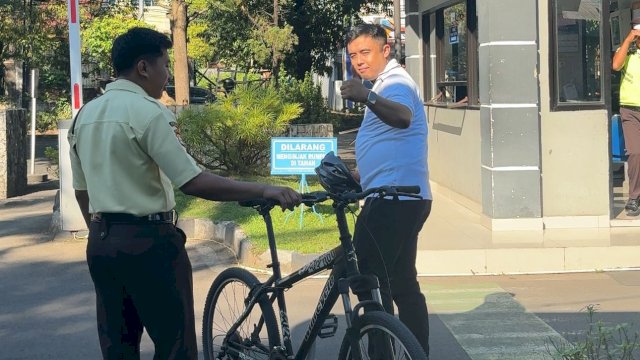 Pegawai didorong untuk menggunakan kendaraan listrik (EV), bersepeda, hingga berjalan kaki menuju kantor.