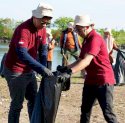 Peringati Hari Bumi, GMTD Berhasil Angkut 306 Kilogram Sampah di Pantai Akkarena