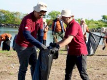Peringati Hari Bumi, GMTD Berhasil Angkut 306 Kilogram Sampah di Pantai Akkarena
