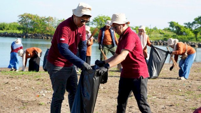 Peringati Hari Bumi, GMTD Berhasil Angkut 306 Kilogram Sampah di Pantai Akkarena