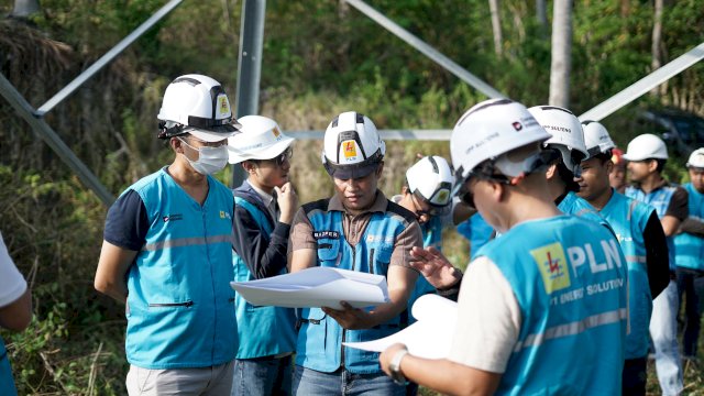 General Manager PLN UIP Sulawesi, Bapak I Gusti Made Aditya San Adinatha (kiri) tengah melakukan kunjungan lapangan pada area proyek Saluran Udara Tegangan Tinggi (SUTT) 150 kV Palu 3 - Tambu, Sulawesi Tengah.