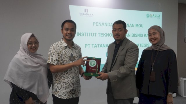 Wakil Rektor 1 Kalla Institute, Anhar Januar Malik, S.E., M.Sc dan Direktur PT Tatanara Logos Strategis, Ade Kurniawan, S.H. menandatangani nota kesepahaman (MoU) di ruang Auditorium Kalla Institute, beberapa waktu lalu.