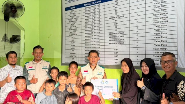 GM PLN UID Sulselrabar, Edyansyah bersama YBM PLN UID Sulseleabar saat memberikan bantuan di panti asuhan Al-Muallaf, Kota Makassar pada Jumat (8/5).