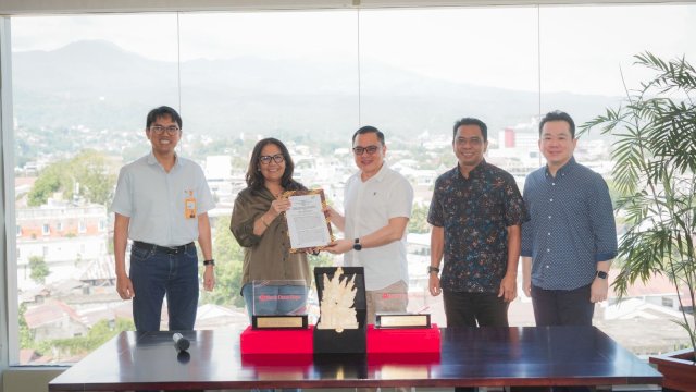 
Bank Mandiri Taspen dan BPR Dana Raya Bangun Kolaborasi Jangka Panjang (ki-ka): Direktur Bisnis Bank Mantap, Mahrauza Purnaditya, Kepala Divisi Consumer Loan Bank Mantap, Erlinda Rusda, Direktur Utama BPR Dana Raya, Hanny Mamoto, Direktur Operasional PT Taspen, Tribuna Phitera D., Komisaris Utama BPR Dana Raya, Mario Glenn A.