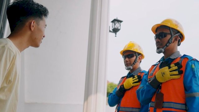 Ilustrasi petugas PLN siaga 24 jam melayani pelanggan dengan sepenuh hati, memastikan pasokan listrik tetap andal.
