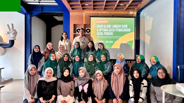 Para kader TP PKK Kelurahan Kassi-Kassi mengikuti workshop bertajuk "Daur Ulang Limbah Kain dan Optimalisasi Pemasaran Hasil Produk untuk Ibu Rumah Tangga dan Perempuan Putus Sekolah" di  di Vaan Sky, Hertasning, pekan lalu.