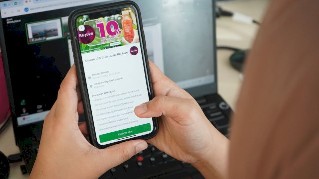 Seorang pengguna Kallafriends mengakses promo merchant pilihan di aplikasi. Mulai Mei 2026, lebih hemat berbelanja di merchant FnB, fashion, hingga lifestyle dengan diskon dan benefit lainnya.