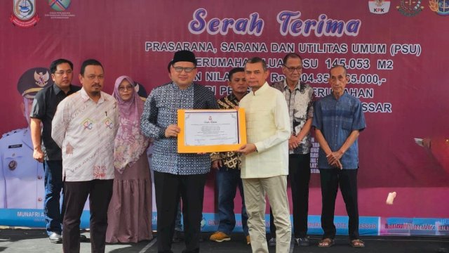 Prosesi serah terima ditandai dengan penandatanganan Berita Acara Serah Terima oleh Direktur Utama PT GMTD Tbk, Ali Said, dan&nbsp; Walikota Makassar, Munafri Arifuddin.