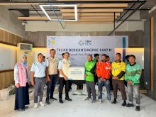 PLN Sulserabar Salurkan Ratusan Paket Daging Kurban dan Sembako di Hari Raya Iduladha 1447 H