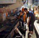 Jaga Estetika Kota, Pemkot Makassar Bersihkan Sampah dan Drainase di Bawah Tol Pettarani