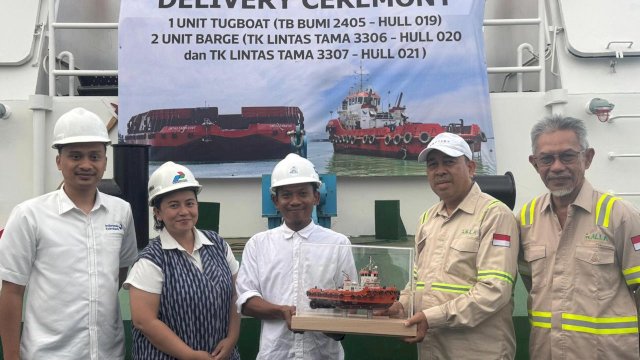 Chief Operating Officer (COO) Kalla Lines, Muhammad Naim bersama Chief Financial Officer (CFO) Kalla Translog, Sjaiful Kasim menerima secara simbolis tambahan 1 unit tgboat dan 2 unit barge dari PT National Marine Construction di Batam, beberapa waktu lalu.