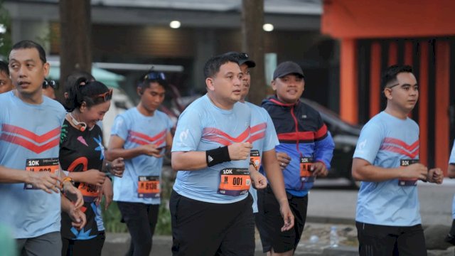 Wali Kota Makassar Munafri Arifuddin ikut berlari di event MHM 2026 mengenakan jersey nomor 001