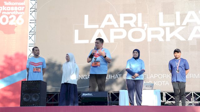 Wali Kota Makassar Munafri Arifuddin didampingi Aliyah Mustika Ilham meluncurkan fitur Makassar Move Lontara Plus di panggung Makassar Half Marathon MHM 2026
